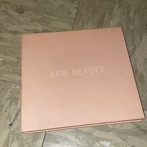 KKW Beauty contour and highlight palette